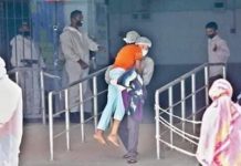 মানবতা আজ হারাতে বসেছে!! আজকের দিনের সেরা হৃদয়স্পর্শী ঘটনা….বাবা-মা’রা এমনই হয়!!