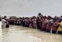 হাঁটু পানিতে দাঁড়িয়েই ঈদের নামাজ আদায় (ভিডিও)