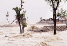 ঘূর্ণিঝড় আম্ফানের তান্ডবে বাংলাদেশের উপকূলের এলাকা লণ্ডভণ্ড মংলা ও পায়রা সমুদ্রবন্দরকে ১০ নম্বর মহাবিপদ সংকেত