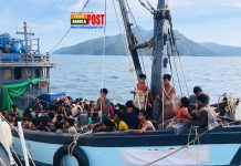 ভাসমান নৌকা ভর্তি রোহিঙ্গাদের আশ্রয় দিল ইন্দোনেশিয়ার জেলেরা।