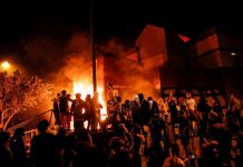 কারফিউ ভেঙে যুক্তরাষ্ট্রে জ্বলছে বিক্ষোভের আগুন।ট্রাম্প প্রশাসন দিশেহারা