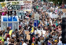 যুক্তরাষ্ট্রে কৃষ্ণাঙ্গ হত্যা। শ্বেতাঙ্গ পুলিশ কর্মীর গ্রেপ্তারির দাবিতে উত্তাল আমেরিকা (ভিডিও)