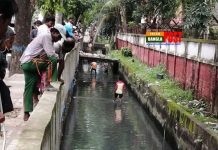 রাজশাহীতে ড্রেনের ময়লা পানিতে ভাসছে ৫০০-১০০০ টাকার নোট।