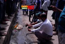 ফেনীতে মহাসড়কের পাশে বের হচ্ছে গ্যাস, জ্বলছে আগুন, আতঙ্কে আছেন এলাকাবাসী