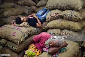 Bangladeshi vendors sleep at Kawran Bazaar wholesale market in Dhaka...  News Photo - Getty Images