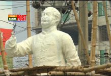 বঙ্গবন্ধুর ভাঙা ভাস্কর্যের সামনে অস্ত্র উঁচিয়ে গুলি