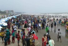 কক্সবাজারে পর্যটকের ঢল স্বাস্থ্যবিধির বালাই নেই