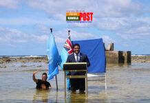 সমুদ্রে হাঁটুপানিতে দাঁড়িয়ে কপ ২৬ সম্মেলনের ভাষণ