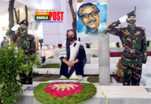 শোক দিবসে বঙ্গবন্ধুর প্রতিকৃতিতে প্রধানমন্ত্রীর শ্রদ্ধা