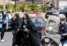 হিজাব বিরোধী নারীদের প্রতিহত করার জন্য নিরাপত্তা ক্যামেরার আশ্রয় নিয়েছে ইরান